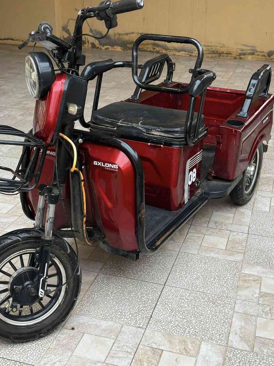 السلام  عليكم  دراجه شحن للبيع  ال لون احمر سرعه 50 ثلاث نمر بطاريات خمسه دبل نضيفات مبدل جديد نظام بك رجوع للخلف العنوان موصل حي الكرامه قرب محطه تاج نينوى.       رقم التلفون ***********
