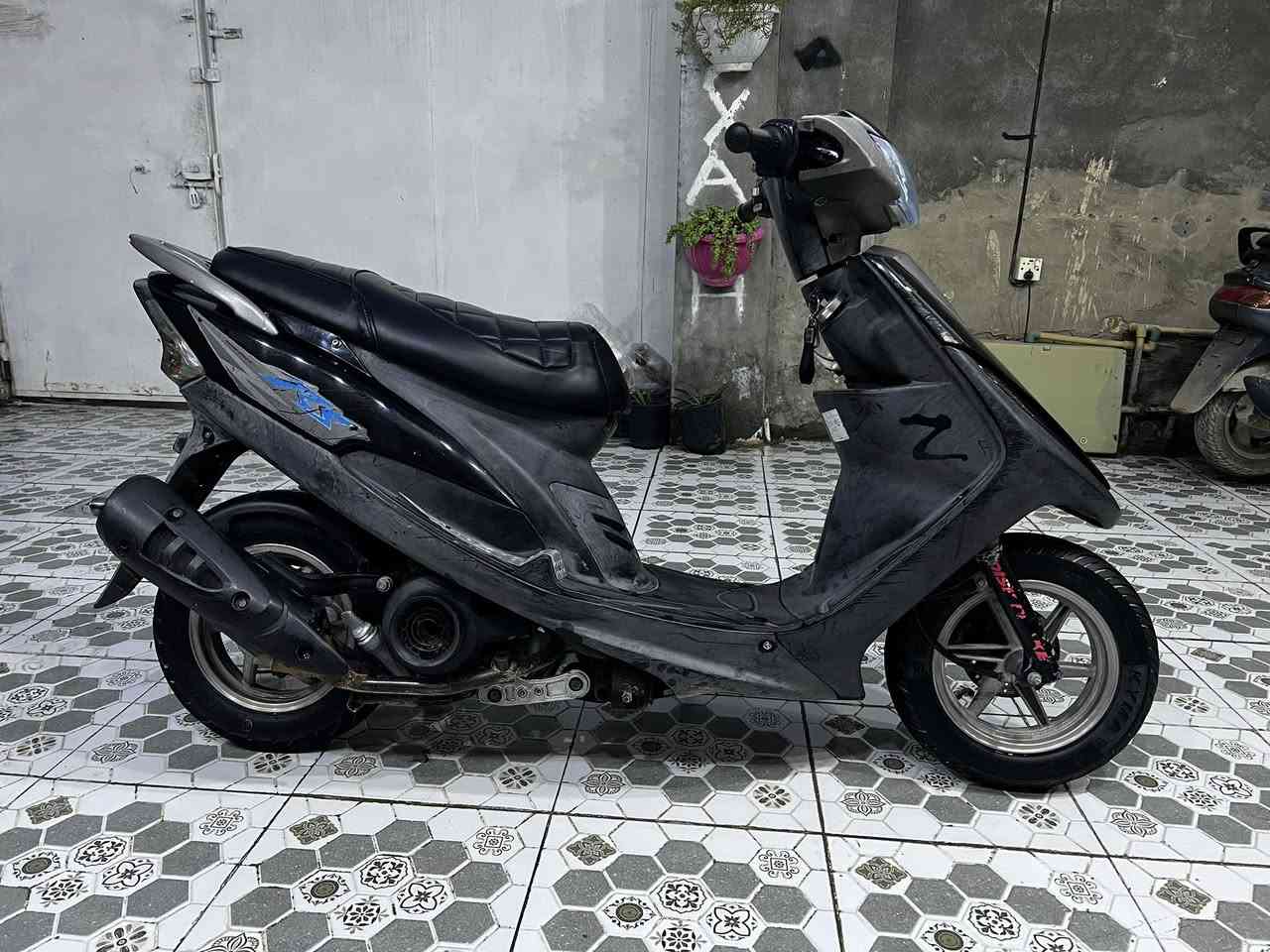 سلام عليكم شباب دراجه للبيع بيه تزويد وياله وشيال وقطره دهن وكشن وصانصه وبدات بريك كله اصلي عارضه $بمليون و٥٠ $وبيه مجال الي بخاطره يخابرني *********** حته ورقت المعرض موجوده مكاني بابل الهاشميه🥇
