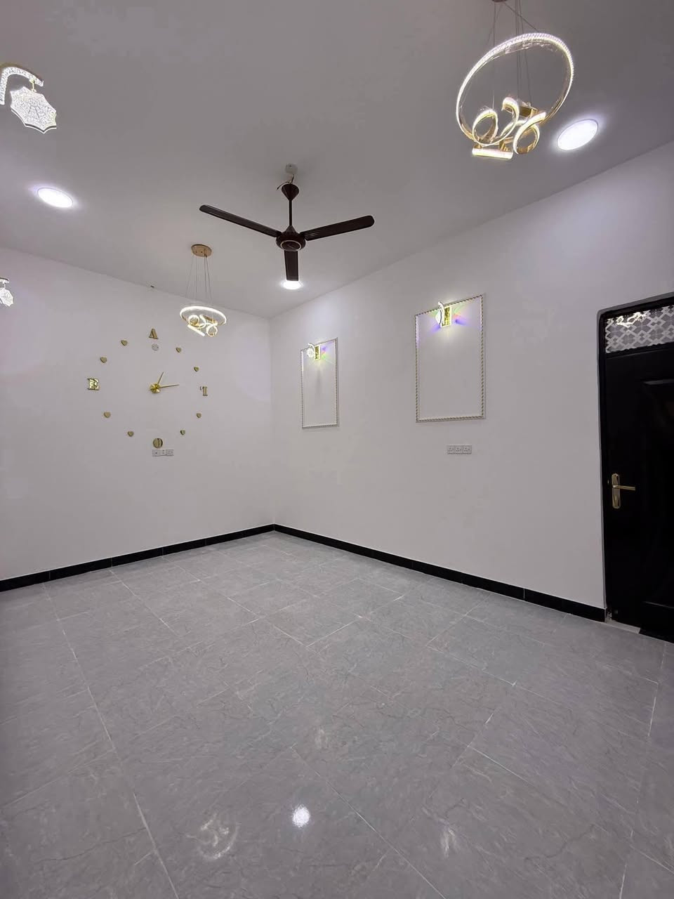 أسعد ألله أوقاتكم بكل خير 🌹
اللاستفسار :*********** 

توفر : دار سكن للبيع ⚡
جمال ونزاكه ودقه بلعمل 
بناء حديث سنه 2026 😍
ألمساحه : 200م
على شارع 10 م تبليط
بيت فارغ جاهز للسكن
تستلم بيتك عد لمكاتبه
جميع لخدمات متوفره 👍
ماء + كهرباء + مجاري
نوع العقار : طابو ملك صرف
زراعي بأسم عراقي سند 25

محتويات ألبيت ⬇️
كراج سياره
دوانيه
صاله كبيره
غرف نوم عدد 2
مطبخ حار بارد
حديقه جانب لبيت
مجمع صحيات داخلي + خارجي

الموقع راقي
البصرة محوله زهير 
يبعد مسافه 700 م
عن طريق داخلي سايدين

كل هاذ جمال وترتيب 
سعر 125مليون وبي مجال
اللاستفسار :  مراسله عله الخاص
