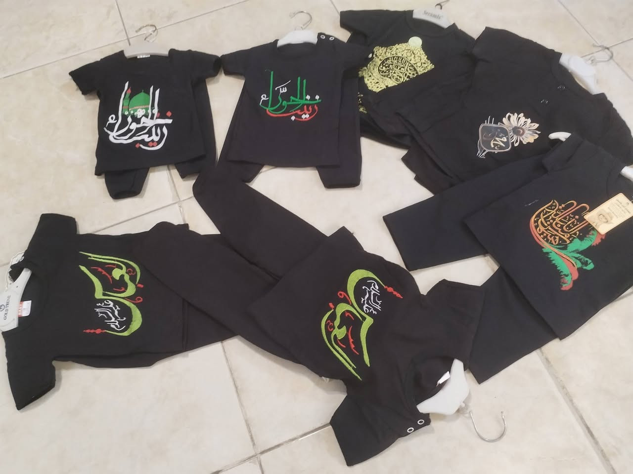 مناسبه شهر محرم
 الحرام  يوجد لدينا ملابس اسود 
من شهر لحد سنه 
اسعار جدا مناسب  سعر جمله
سعر قطعه ب 2 الف اذا تاخذ قطعتين احسبه الك ب 3 الف 
العنوان خانقين قرب مركز شرطه محل حسن ايراني 
***********
