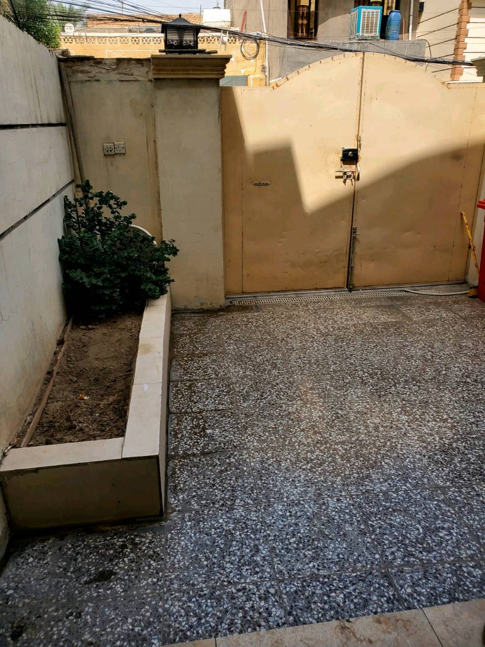 بيت أنيق للبيع في منطقة هادئة، يتميز بديكور داخلي عصري وأثاث مريح. يحتوي على صالة فاخرة مع كنب حديث ووحدات إنارة مميزة. المطبخ مجهز بسهولة استخدام ممتازة والحديقة مغلقة لتوفير الخصوصية. الأرضيات من الرخام الطبيعي مما يضيف لمسة فاخرة. البيت يوفر راحة للعيش وجو دافئ ومحبب.