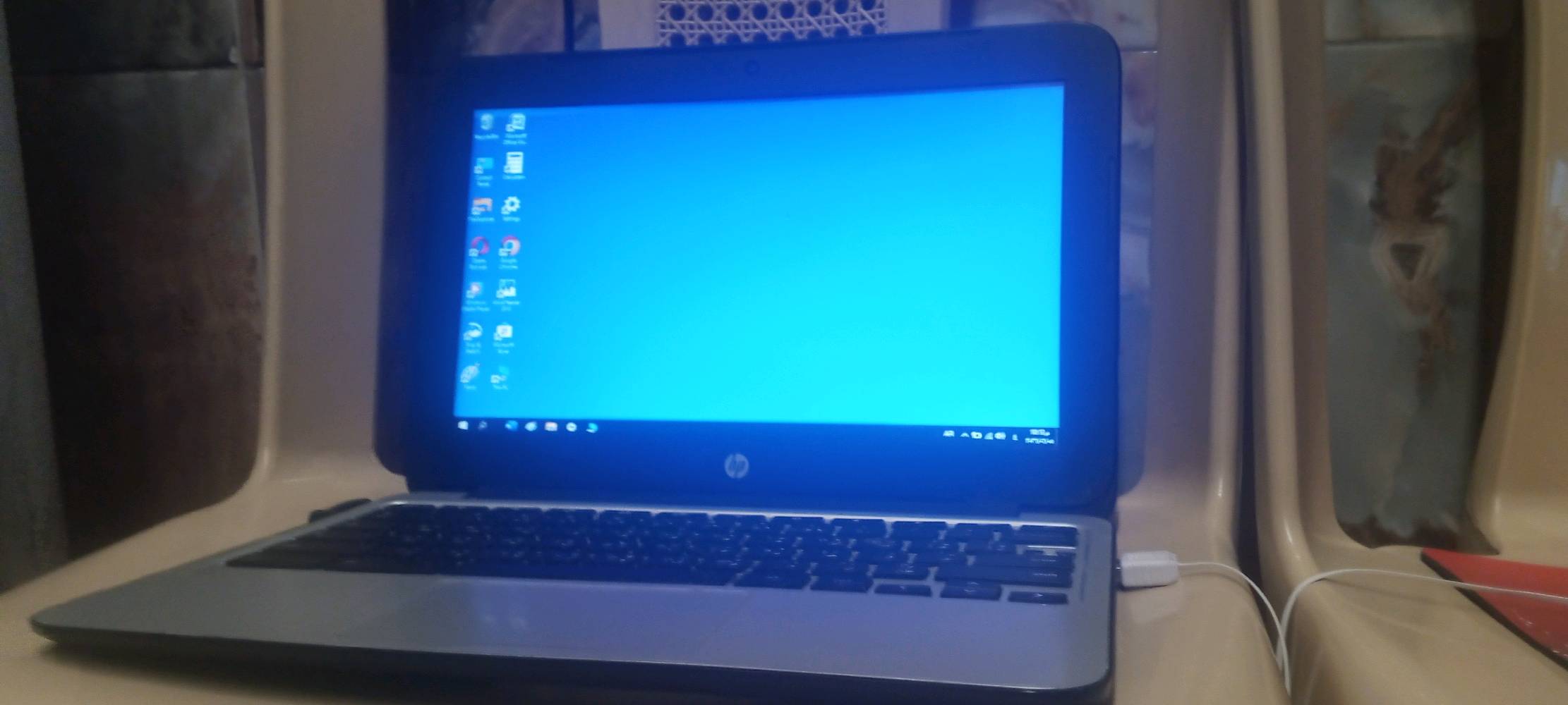 لابتوب اج بي حلوة النظافة 90% بس بيها مشكلة وحده ( البطارية بس بالكهرباء ) السعر 30 الف دينار الرقم فقط واتساب ***********