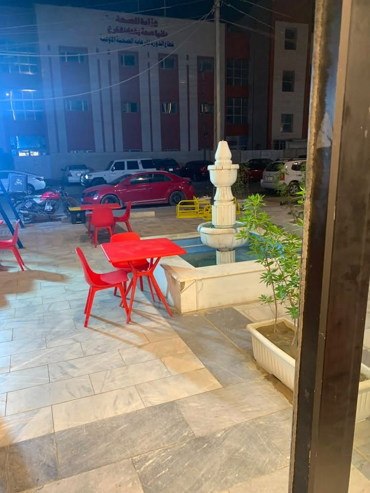 مطعم للبيع 
اولا المطعم معزل صارله يومين 
العنوان الدوره شارع الجمعيه مقابل المستوصف الصحي 
سبب البيع عندي فرع اول وما سيطرت عل الاثنين 
ايجار المحل مليونين 
مساحته ٤*١٢
اخر شهر وصلت اوردراته من ٦٠ ال ٨٠ اوردر 
الدخل مالته من 700 الى 900 
المطعم مختص بل غربي والدايت فقط 
مقابيلك مستوصف وبصفك صيرفه وكرزات وحلويات وفوك جم رجالي ونسائي وكوفي 
بيه صاله داخليه صغيره 
وبيه صاله خارجيه بره والعاب اطفال بره 
بي منام داخلي للعمال وحمام جوه 
بي سستم كاميرات 
اذا اتفقنه عل بيع ابيع بدون الاسم
سعر المطعم 25 مليون وصارف عل اكثر بهواي 
***********
