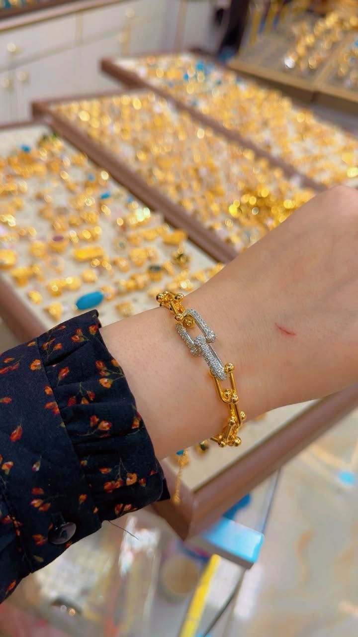 #فدشي للعطور المركزة والاكسسوارات
كلشي يمنه جديد ومختلف 
النزاكه عدنه وبس🥰🥰🥰
من افضل انواع الاكسسوارات ذات الطلاء الثابت
الجمال والنزاكه عنوانه
كوت شارع الاطباء مجاور صيدلية الرافدين
الفرع الثاني كوت شارع الاطباء مجاور الدكتور علي ياسر
يوجد خدمة توصيل 🚚


**إذا كنت صاحب هذا الإعلان وتريد حذفه لأي سبب، رجاءا أرسل رسالة إلى الدعم الفني**