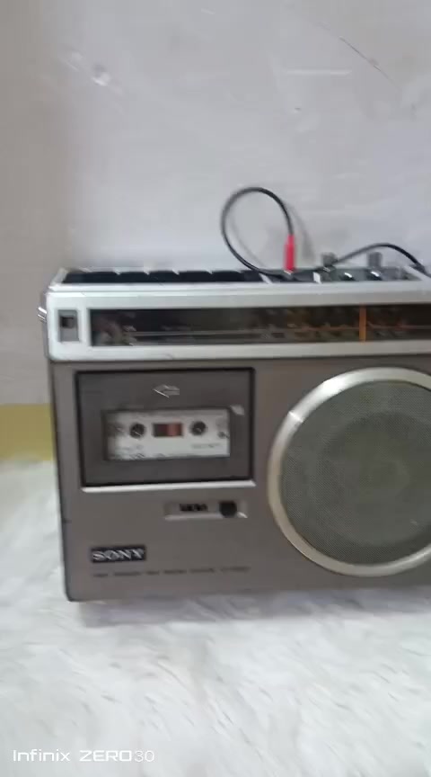 السلام عليكم اخوان عندي هذا الجهاز سوني ياباني اصلي وزن ثقيل 8 باتري كبير جهاز شغال اواكس ومسجل ماعدا الراديو سحبه ضعيف السعر 60 الف للاستفسار الاتصال على الرقم التالي 
***********
