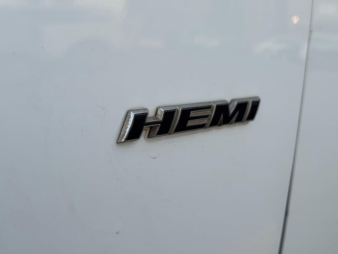 السلام عليكم جارجر ارتي 5700رقم بغداد شبه المميز تحويل مباشر حادثهه قماره من امريكه بدون كص موديل ٢٠١٦مكان السياره بغداد السعر   158بيهه مجال قليل كير حداده صدر جديد تخم تاير هسه شادينه الهه السياره كبل للشارع ترايهه كلش حلو للاستفسار اللتصال ع ***********
