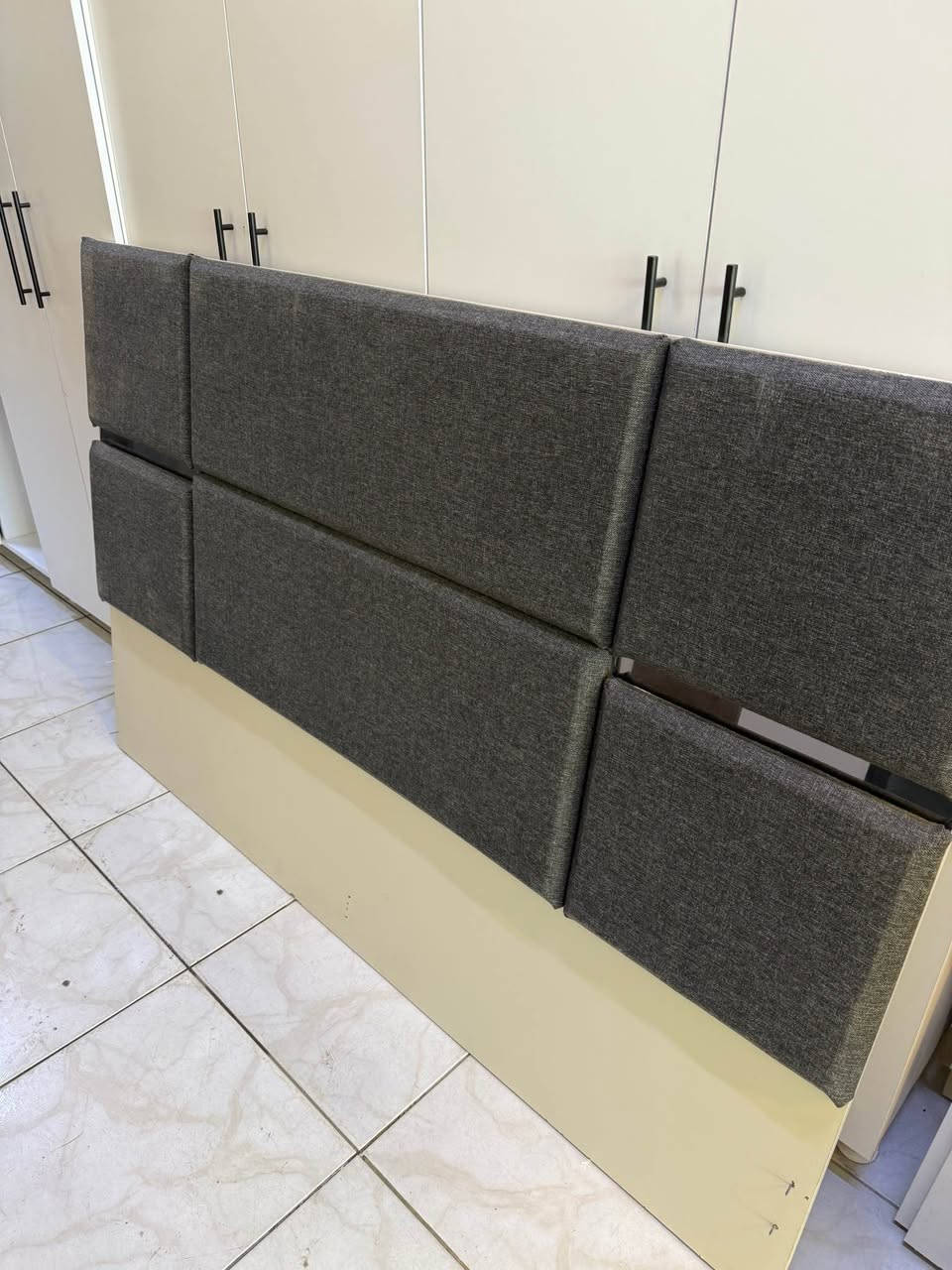 غرفة النوم للبيع١٠ قطع ٨ أبواب نظافة ١٠٠/٩٠
***********
