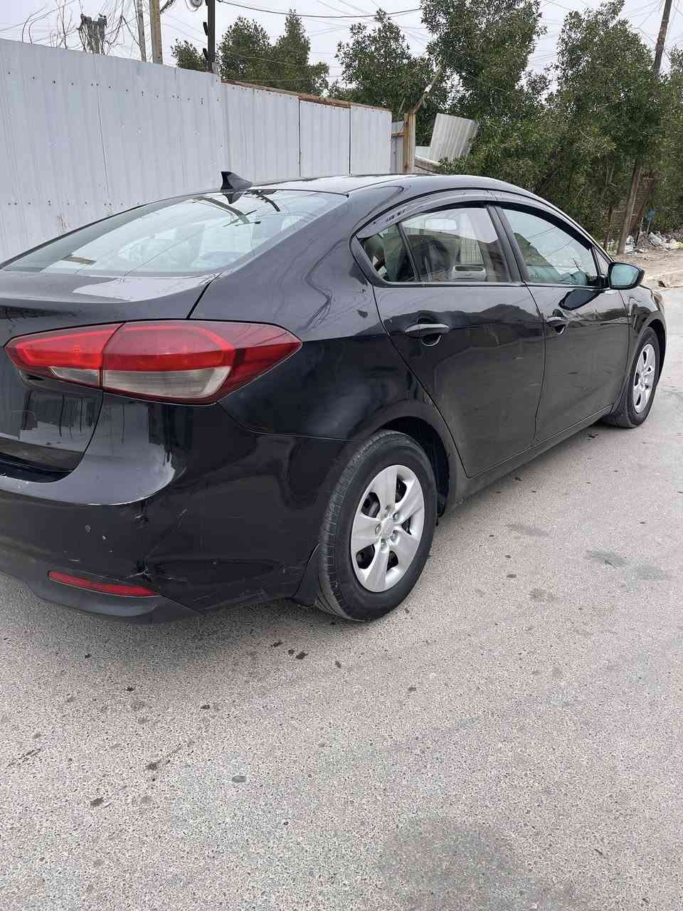 كيه فورتي 2017وارد امريكي حادث باب ايمن خلفي السياره جديده جداً او جاهزه من كلشي محرك 2000دوش مواصفات نص فول ماشيه 81الف رقم بغداد دولي بسمي السعر 113اوبيها مجال العنوان بغداد الامين الثانيه رقم الهاتف ***********
