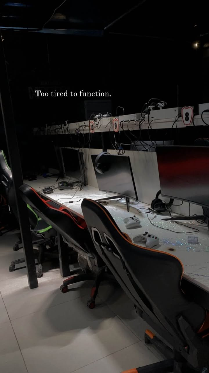 اكسبوكس سيريس اس عدد ١٢ مع شاشات وسماعات وكرسي وميز كامل للبيع مستخدم قليل الأجهزة نظيف جدا شاشات ٢٧ مقوس للتواصل 
*********** كركوك, العراق
