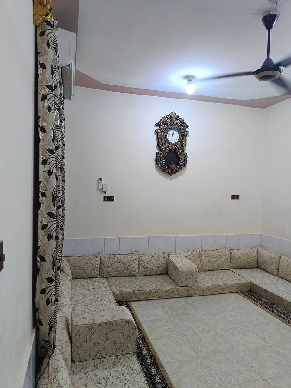 من رخصة الادمن المحترم 
دار سكن للبيع كاملة تحتوي على ثلاث غرف نوم وغرفة استقبال وهول وصاله كبيره ومطبخ وحمامات داخلية وخارجية وبيتونه كبيره مساحة البيت 800 متر الموقع حي الدره قريب على مولدة حي الدره داخل حدود بلدية القائم مؤهله لرفع معاملة طابو السعر المطلوب 65 مليون قابل للتفاوض للاستفسار يرجى الاتصال على الرقم *********** ابو عمار
