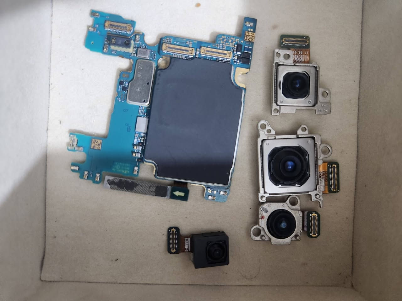 البورد يحتوي على معالج 1 Snapdragon en الحالة ممتازة، شغالة بدون مشاكل تشمل بطارية + سماعة اتصالات قطع أصلية وجاهزة للاستخدام
غني عن التعريف
قطع Samsung Galaxy S22 أصلية ونظيفة 100%
مفكوكة من جهاز شغال
ما بيها أي عطل، كسر، أو تصليح
تفحص قبل البيع متوفر
🔹 القطع:
بورد رئيسي S22
بورد شحن
كاميرات أمامية وخلفية
البيع للجادين فقط
السعر مناسب وقابل للنقاش بالمعقول
الموقع: ——
📩 التواصل خاص
***********
