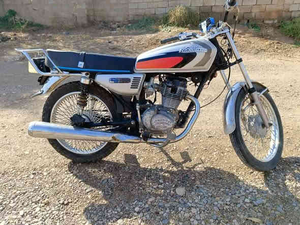 السلام عليكم دراجه للبيع نامه برو محسن مديل20اوراق بي محرك نضيف شلعه ومعدل خير من الله 2-1بطناش مكاني جلولاء السعر 350بيها مجال للطيبين 
للستفسار ***********
