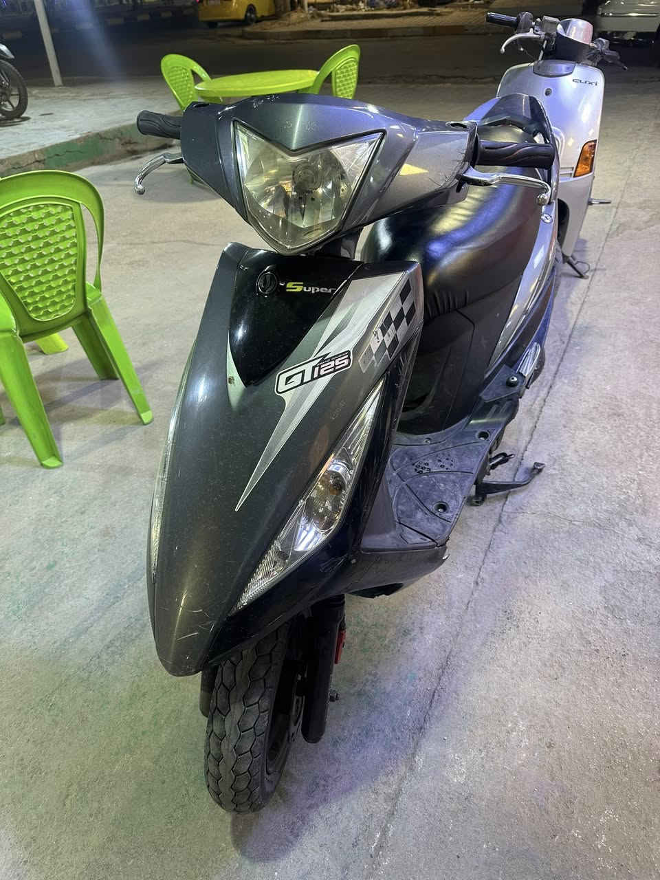 بغداد المحمودية حي الموضفين
سلام عليكم 
شبابنة الطيبة 
دراجة للبيع مال رمبة صار 3 اشهر تقريباً من منزلها 
حلوه مرتبة وجاهزه من كلشي برغي متصرف عليها 
نكره سلف 
نوزل فيت بم 
كامكو GT125cc
 رقم *********** واتساب او خط متوفر 
800 وبيها مجال للشراي
