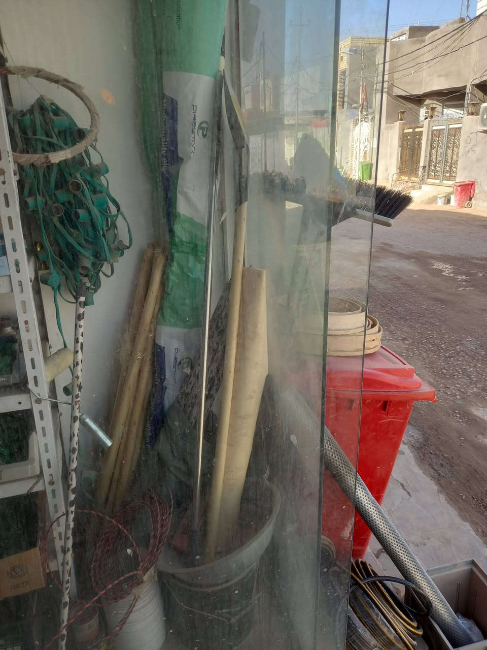 انشائيه مع رفوف  للبيع مكان نجف حي ميسان رقم ***********

