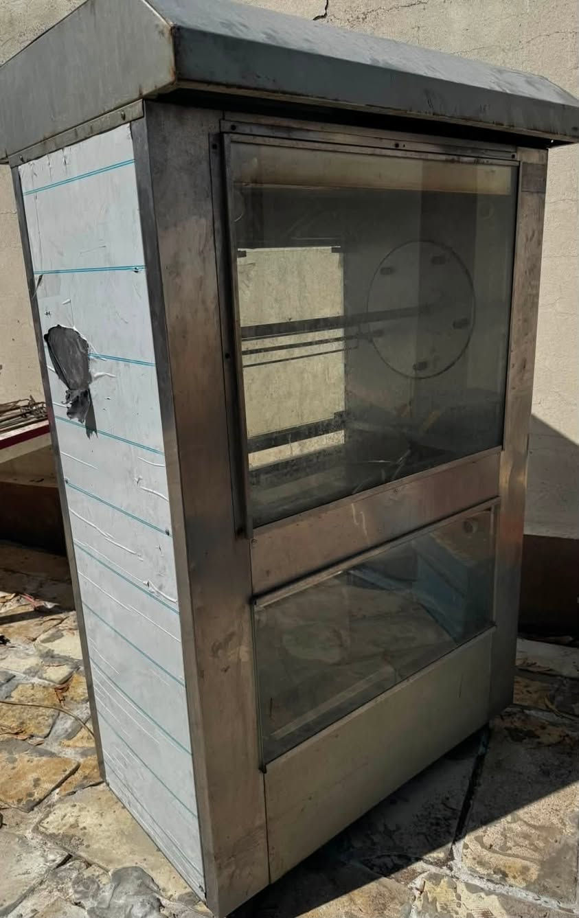 عجانة تركي جديدة 35 كيلو 
خلاط حمص 15 لتر 
عارظة كيك 
ميز طعام كبير  قطر متر ونص 
خلاط تبريد لبن 🥛 
شواية دجاج 
مكان الغراض الموصل حي الحدباء 

***********
