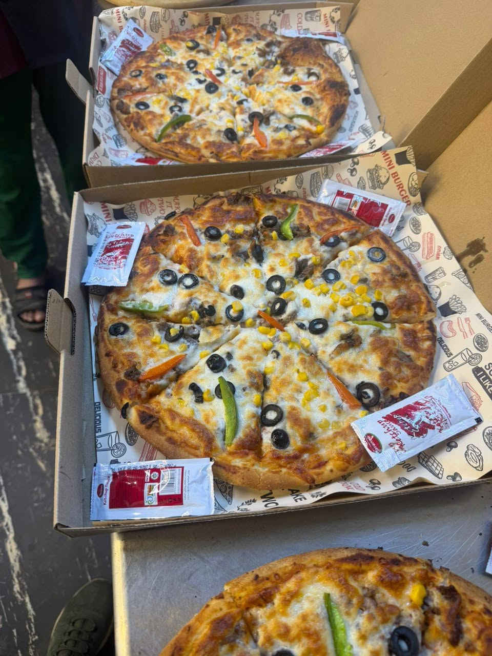 إذا الجوع يحچي…🤩🤩
لحم بعجين الموصل يجاوبك  😉😉
الحريه الدور شارع العريض مقابل كص علي الشهير والتوصيل مجاني كافة مناطق الحريه
أرقام التوصيل
***********
***********
