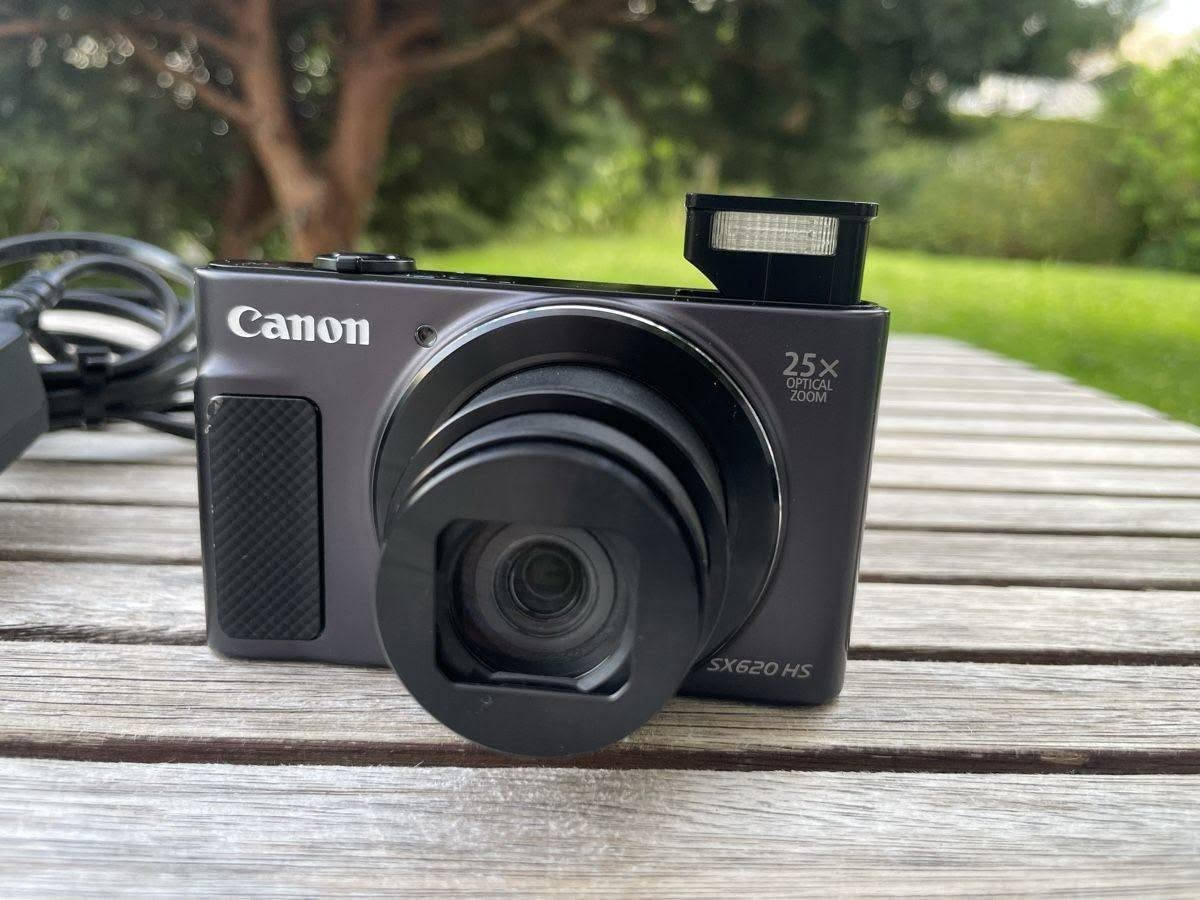كاميرا canon sx625 الكاميرا خفيفة الوزن كاميرا الجيب بحالة الوكاله مع كل أغراضها الشاحن الشنته الذاكره تمتاز بخفة الوزن وسهولة الحمل موجَد صور من تصويرها لتواصل 0796277332 او ماسنجر 

مواصفات التفصيلية الكاملة للكاميرا:📸 المستشعر ومعالج الصورنوع المستشعر: CMOS بمقاس 1/2.3 بوصة.دقة الكاميرا: 20.2 ميجابكسل
.معالج الصور: +DIGIC 4 المزود بتقنية iSAPS
.حساسية الضوء (ISO): تلقائي، ومن 80 إلى 3200.🔍 العدسة والتقريب (الزوم)التقريب البصري: 25x (يصل إلى 50x عبر تقنية ZoomPlus الرقمية دون خسارة كبيرة في الجودة)
.البعد البؤري: 4.5 - 112.5 مم (ما يعادل 25 - 625 مم في كاميرا 35 مم)
.فتحة العدسة القصوى: f/3.2 عند الزاوية الواسعة، و f/6.6 عند أقصى تقريب
.مثبت الصور: مثبت بصري ذكي (Intelligent IS) لمنع اهتزاز الصور أثناء الحركة أو التقريب
.🎥 تسجيل الفيديودقة الفيديو: Full HD (1080p) بمعدل 30 إطاراً في الثانية.صيغة الفيديو: MP4 (مع ضغط H.264).
🖥️ الشاشة والتحكم
نوع الشاشة: LCD بحجم 3.0 بوصة.دقة الشاشة: حوالي 922,000 نقطة ).
سرعة الغالق: من 1 إلى 1/2000 ثانية (وتصل إلى 15 ثانية في بعض الأوضاع المخصصة).التصوير المتتابع: حوالي 2.5 لقطة في الثانية
.🔋 الاتصال والبطاريةالاتصال اللاسلكي: يدعم Wi-Fi و NFC لنقل الصور والتحكم بالكاميرا عن بعد عبر الهاتف
.المنافذ: منفذ Micro USB، ومنفذ Micro HDMI (Type-D).البطارية: بطارية ليثيوم أيون قابلة لإعادة الشحن (طراز NB-13L) تكفي لالتقاط حوالي 295 لقطة
.بطاقات الذاكرة: تدعم كروت SD / SDHC / SDXC.ض


**إذا كنت صاحب هذا الإعلان وتريد حذفه لأي سبب، رجاءا أرسل رسالة إلى الدعم الفني**