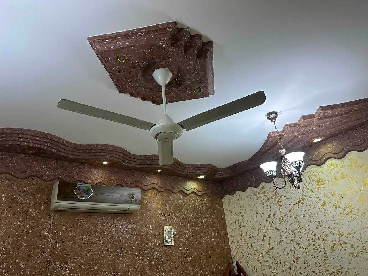 السلام عليكم من رخصة الأدمن
صبغ اردني درجه أولى المتر ٣ مواد وعمل 
الواجهه قطعي للاستفسار ***********

