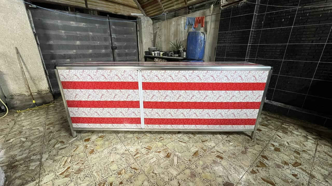 للبيع جام خانه ألمنيوم مترونص رتفاع مترين 10 وميز طول ثنين ونص وعارضه تركي مكاني بغداد حي النصر ***********
