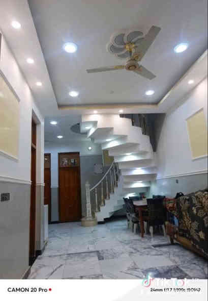 سلام عليكم بيت حديث للبيع مساحه 144متر ثلاث طوابق يحتوي على حوش واستقبال وصاله و7غرف نوم و4حمامات مشتركه ومنور ومطبخ حار وبارد ومنضومه انترنت ومنضومه كاميرات للبيع في مدينه لصدر قطاع 32فرع لعريض عرض لفرع 11متر مقابل مدرسه قرب حسينيه حجي صاحب الاستفسار (((((***********)))))
