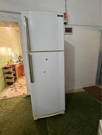 ثلاجه كبيره الحجم ٢٠ نضيفه وشغاله وعلى الفحص سعرها 180 وبيه مجال المكا...