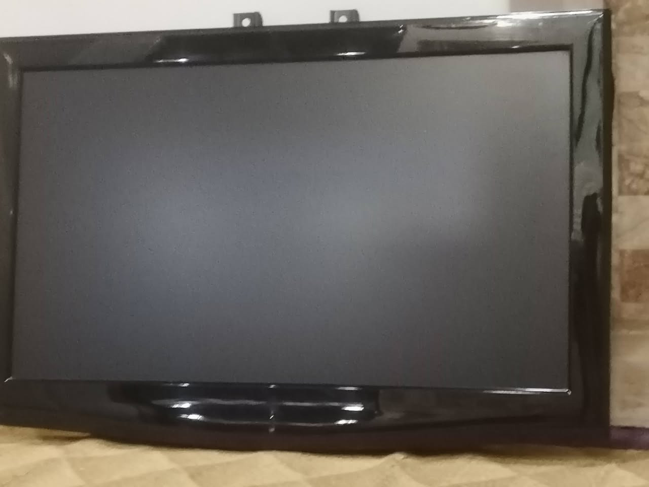 سلام عليكم للبيع صينيه  ٧ تخم مع تلفزيون مع كراسي حديد٣رقمي 7710699173 0
