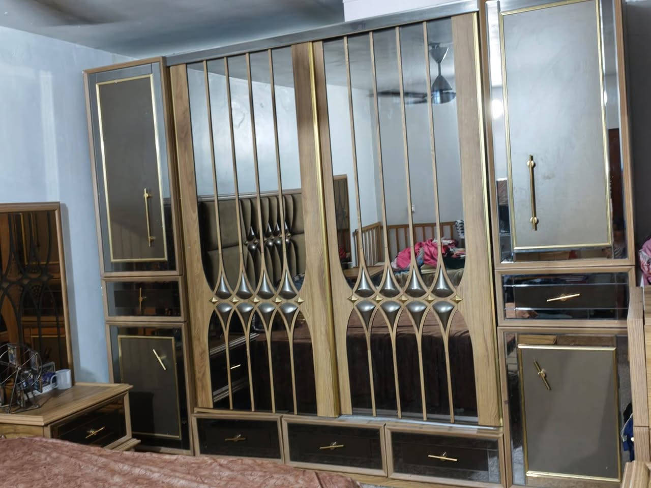 غرفة نوم ماليزية ثكيلة وبيها صوميات خشب للاستفسار *********** السعر ٧٥٠ الف وبيها مجال
