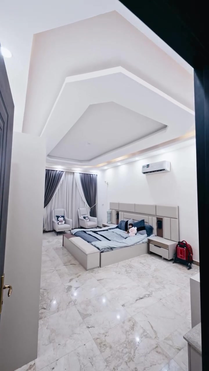 🏡 بيت الأحلام للبيع - مواصفات VIP فاخرة بالكامل! 🌟
لكل من يبحث عن الفخامة، والراحة، والتصميم العصري المتكامل.. نقدم لكم هذا المنزل الاستثنائي بمساحة 300 متر مربع، الواقع في مجمع الجوهرة السكني على شارع عريض بعرض 30 متراً. المنزل يُباع مع الأثاث الكامل والأجهزة الكهربائية، وتم تحديثه وتجديده بالكامل بأرقى المواد العالمية!
✨ أبرز مواصفات وتحديثات المنزل:
 🛏️ 5 غرف نوم: تشمل 4 غرف نظام ماستر (Master Room) وغرفة نوم عادية، بالإضافة إلى غرف تبديل ملابس (Dressing Room) لـ 3 غرف.
 🍽️ مطبخ عصري (حار وبارد): مصمم من أفضل الخامات التركية (HDF) ومجهز بالكامل بأحدث الأجهزة الكهربائية.
 🛋️ صالات وديوان فاخر: طقم قنفات صناعة مصرية فاخرة للديوان، وطقم قنفات آخر مع طاولة طعام أنيقة للصالة.
 📺 ترفيه متكامل: شاشة تلفاز ضخمة بحجم 85 بوصة لمشاهدة ممتعة.
 ❄️ تكييف متكامل: يحتوي المنزل على 9 سبالت بالإضافة إلى سبلت عاشر كنتوري.
 💡 إضاءة وديكورات حديثة: تم تبديل السقف الثانوي للديوان والصالة، مع صبغ الطابق الأرضي وتحديث منظومة الإنارة الداخلية والخارجية بالكامل بأفضل الماركات العالمية، مع نصب ثريات فاخرة بنظام دكتات كامل.
 🏛️ أرضيات محدثة: تم تبديل الأرضيات بالكامل لتضفي لمسة من الأناقة.
🌳 الإضافات الخارجية والرفاهية:
 ⛲ حديقة مميزة تحتوي على شلال مائي هادئ وجلسة رائعة.
 🍖 منطقة باربيكيو (BBQ) مجهزة للشواء.
 🪟 غرفة زجاجية مودرن ومميز�


**إذا كنت صاحب هذا الإعلان وتريد حذفه لأي سبب، رجاءا أرسل رسالة إلى الدعم الفني**