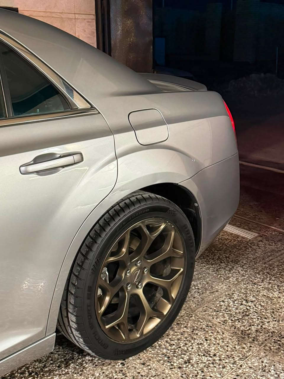 السلام عليكم 
كرايسلر اوباما 300C موديل 2013 أصل رقم بغداد بأسمي وارد كندي داخلة كلين تايتل و بالعراق صار عندي طخه بين البابين عكس السايق و صبغتهن بدون دواخل السيارة محدث بجم S الجديد و بيها ويل كولد 20 تخم تاير جديد ادامه كاملة جديدة كير محرك صدر كفالة السيارة ماشية 192 الف كيلو متر بيها فقط جراد بالقمارة بسبب اللون و مغلفها فابلون اسود السيارة نظيفة كلش مال بيت ما مشتغلة خط أبد 
مواصفات C معروفة 
كشنات جلد 
بصمة
تحكمات ستيرن 
كروز سرعة
شاشة SRT + كاميرا
كشن السايق كهرباء 
كشنات تدفئة
السعر : 160$ ورقة و بيها مجال
للأستفسار : *********** متوفر اتصال + واتس اب
مكان السيارة : بغداد الكرخ
