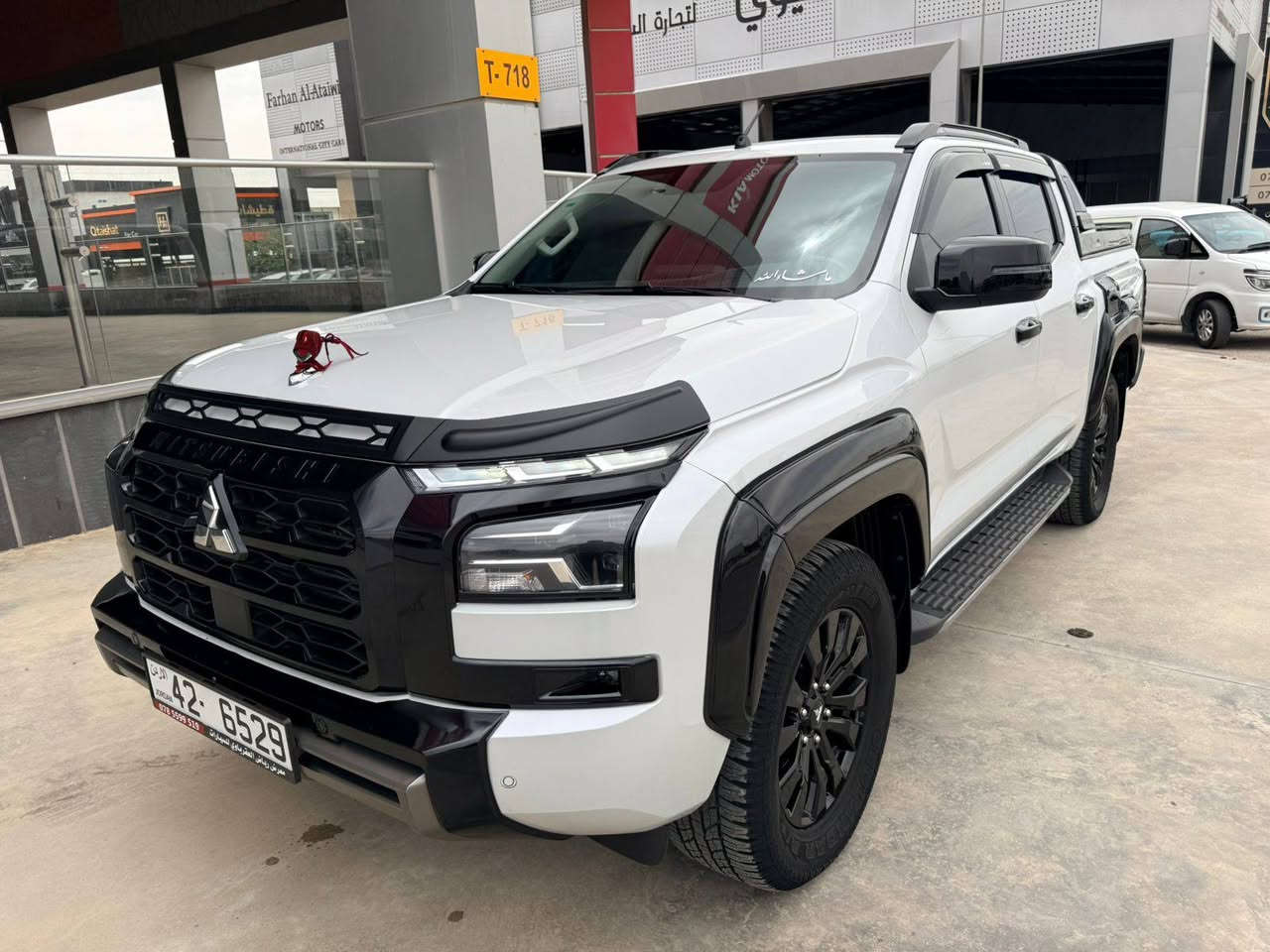 ‏MITSUBISHI L200 SPORTERO 2024 بلاك اديشن بالكامل
وارد و كفالة الشركه عداد 40 الف كيلو 
فل كامل صنف اول حساس امامي خلفي شاحن ويرلس
شاشه كبيره تدعم اندرويد اتو وابل كار بلاي دفلوك 
استعمال شخصي بدون اي ملاحظات نهائي 
اكسسورات بقيمة 1500 دينار 
كوشوك ياباني اصلي 
الرجاء عدم اتصال التجار وربنا يبارك للجميع 
 قابل للتفاوض بشيء بسيط بعد المعاينه 
0792867626 البيع كاش فقط 
قابل للبدل


**إذا كنت صاحب هذا الإعلان وتريد حذفه لأي سبب، رجاءا أرسل رسالة إلى الدعم الفني**