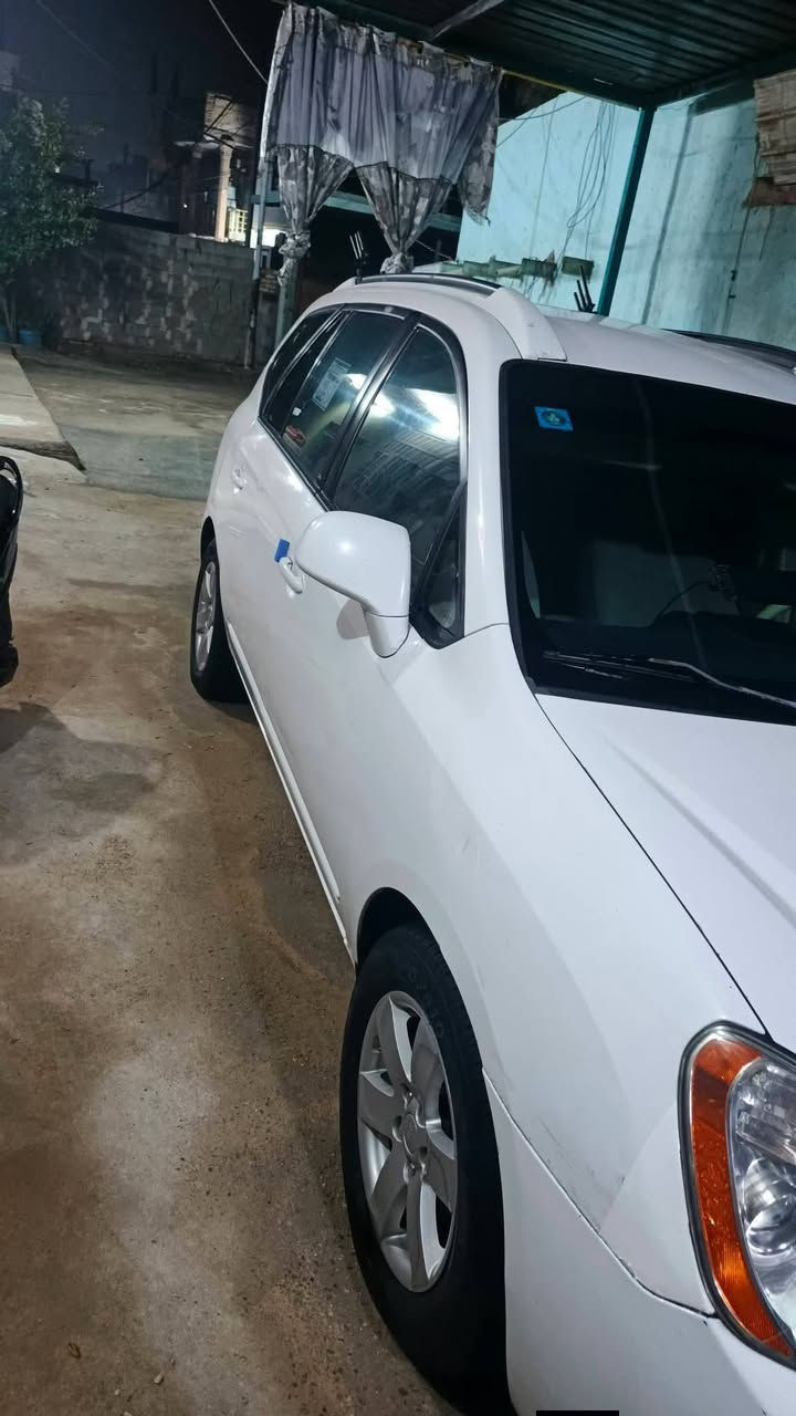 سلام عليكم سياره كيا روندو 2007لون ابيض مكينه سته سلندر 2700 السياره بيه بس دوسات صبغ ولباقي مكفول كفاله عامه تبريد قطعتين ثلج لايتات زنون سياره شادله شاشه  مكينه وكير وحداديه مكفوله تخم تاير جديد السعر 108وبيه مجال حك الجيه مكان السياره كربلاء رقم ***********
