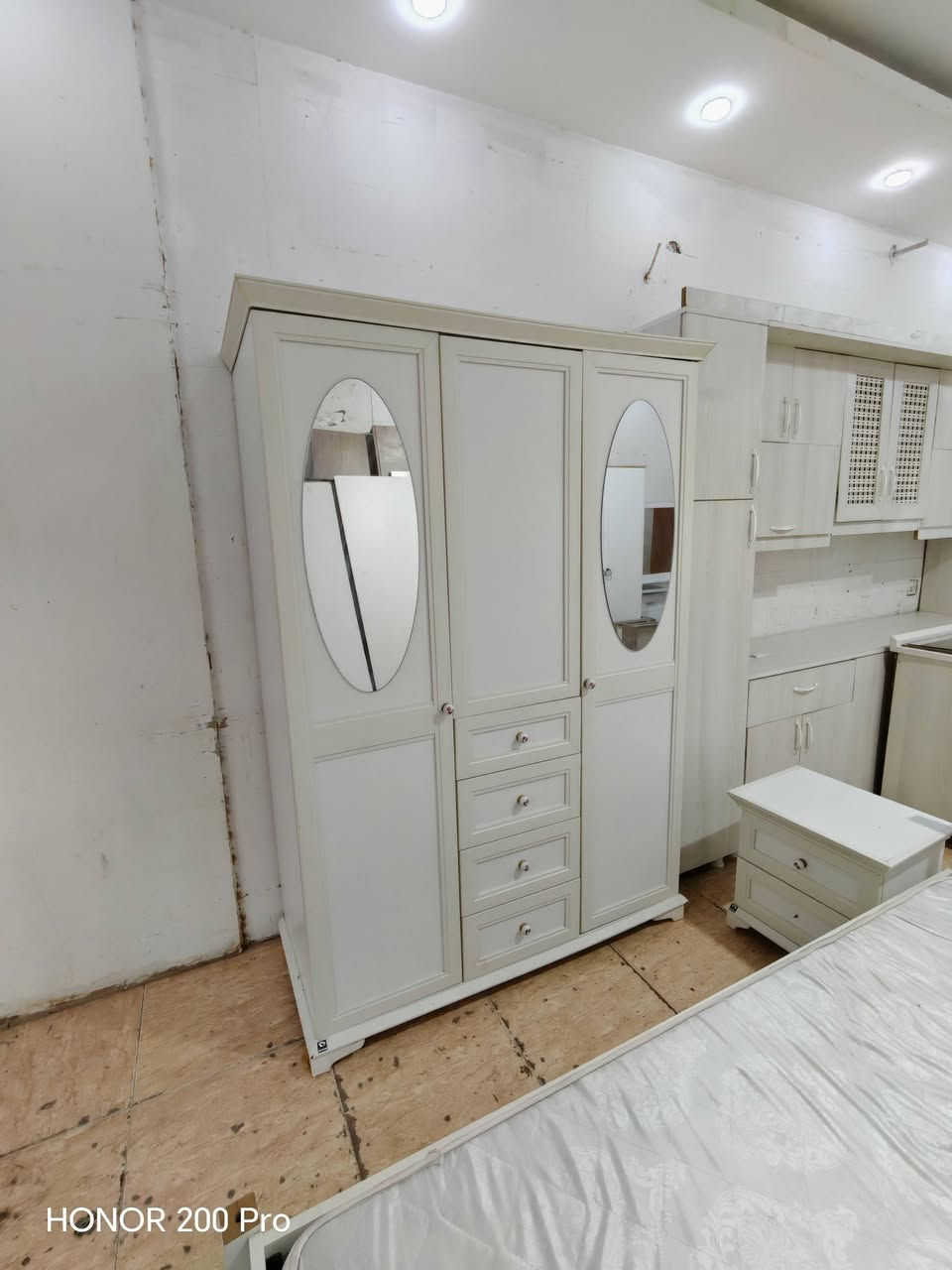 ژووری نوستنی گەنجان
بەدۆشەکەوە ٥ پارچەیە
کانتۆر و سیسەم و مێزتەوالێد و کۆمیدی و دۆشەک
ناونیشان سلێمانی کانی سپیکە خوارمزگەوتی تەبایی بەرامبەر مارکێتی کەوێ 
***********
