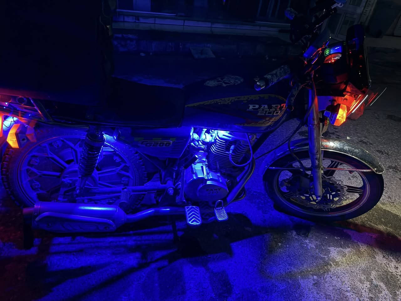 للبيع بارت 200 عيتاني سوري 2024
نضيف ، باتري ،اشاير ،مرش ، اشطمان سبور، مرايا سبور ،ماكينة ما مفتوحة وعلفحص ،
منفيس موجود ، سعر 550$ 
عنوان اربيل حي العدالة
للتواصل واتساب،، ***********
