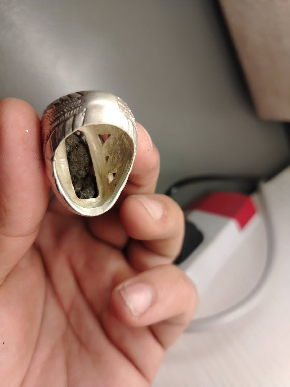 للبيع او المراوس مكاني بغداد مدينه الصدر الخاتم مو فضه للامانه بس شبيه الفضه مادري شنو المعدن ماته مطلي فضه او غير معدن مادري بي ماينعرف بالشوف اله ينفخص يالله بماده الفضه يالله ينعرف يعني بالبس مستحيل واحد يعرفه مو فضه


**إذا كنت صاحب هذا الإعلان وتريد حذفه لأي سبب، رجاءا أرسل رسالة إلى الدعم الفني**