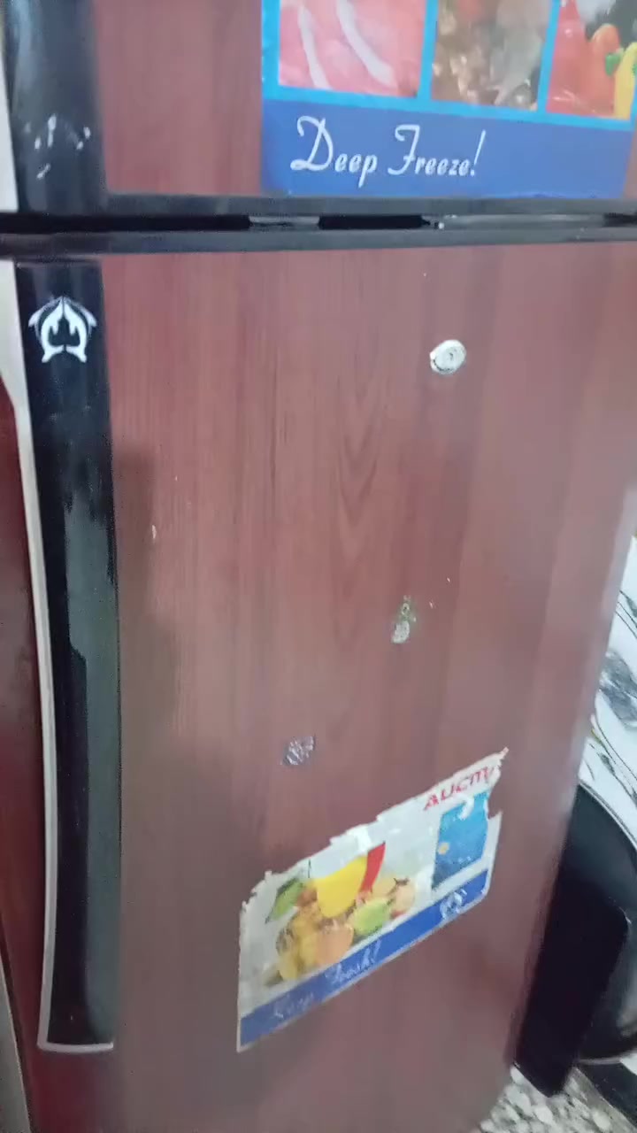 ثلاجة شغاله السعر ١٥٠ الف بغداد الشعب قرب نادي العربي ***********
