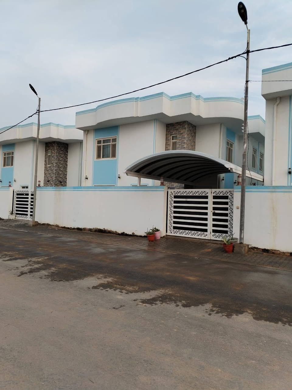 عرض مميز ارخص فلة مقابيل حديقة بسعر تنافسي بدون فائدة(القرض القديم) \ طابقين 250م للبيع في مجمع قرية السلام وجاهز للسكن📢
.
- طابقين 250 م مرحلة اولى جاهز للسكن البناء بلوك.
- باقي على المصرف 110 بتسديد كل شهر 530.
- سند البيت جاهز وكامل.
- موقع البيت مميز مقابيل حديقة خلف السنتر.
.
يتكون البيت من :-
.
- غرف نوم عدد 4
- صحيات عدد 3
- صالة عدد 2
- استقبال
- كراج + حديقة
.
موقع المجمع النجف \ طريق نجف مناذرة \ عامود 112
.
- لمزيد من العروض عن مجمعات المناذ‪رة (ابو صخير) الضغط على الرابط أدناه 
.
https://www.facebook.com/share/g/1FYuusrME1/
.
للاستفسار :- 
الاتصال على الرقم 
.
- *********** -
.
او المراسلة على الواتساب
.
- 0785 333 9930 -
.
او زيارتنا في مكتبنا الكائن في :-
1- النجف \ حي القدس \ نهاية الشارع الفاصل بين الكراج الجنوبي والشقق السكنية.
2- طريق المناذرة \ مدخل مجمع قرية السلام \ عمود 112.
