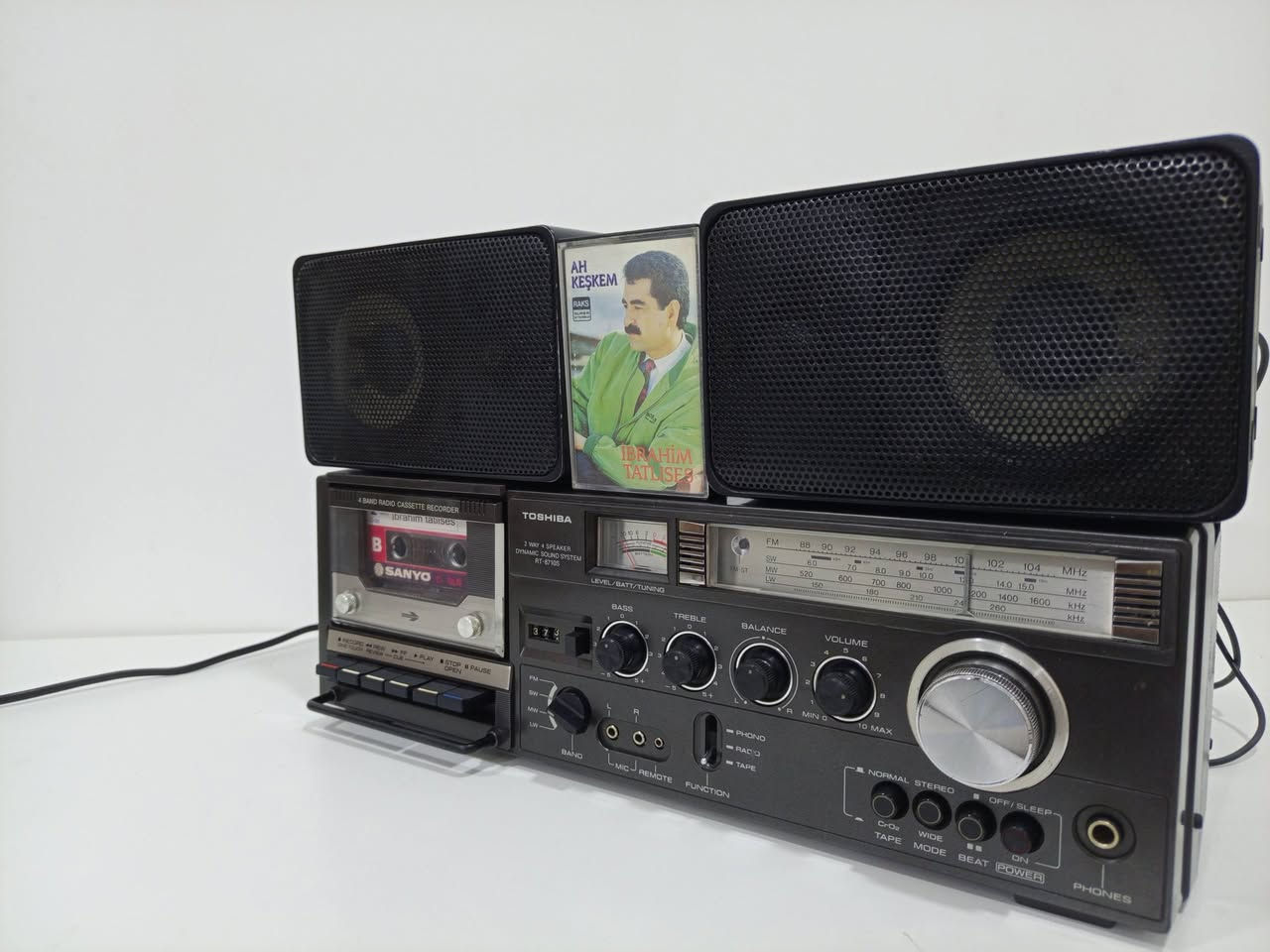 تحفه من اجهزه اليابانيه 
راديو مسجل توشيبا 
انتاج اليابان 1979
موجات الجهاز 4 
كيج لقوه الإشارة 
صوت المسجل ممتاز جدا 
سحب ونقاوه صوت قوي جدا 
يعمل كهرباء وبطاريات حجم كبير 
للاستفسار مراسلة الصفحه 
او الاتصال***********

