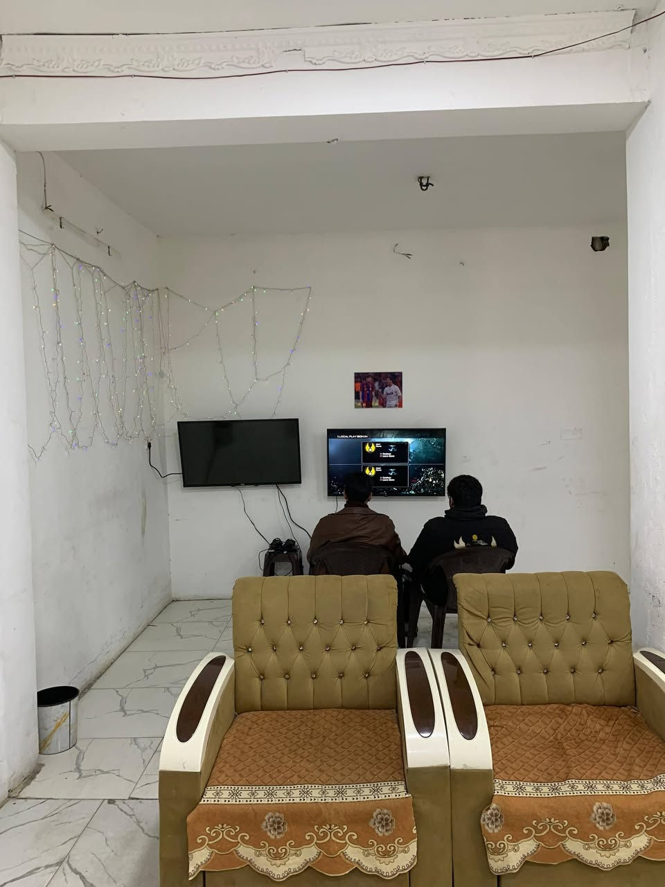 كوفي للبيع بسعر مناسب جداً اخو البلاش
محتويات الكوفي : شاشة بلازما حجم 70 
شاشات 2 حجم 43 
بلي فور وياه جوستكات اصلية 
تخم قنفات 
سستم صوت اصلي صوتة يخبل 
كاونتر مال غراض نراكيل 
نراكيل عدد 30 
كراسي عدد 27 كرسي 
وطبلات 10 
ميوزة مال دومنة 4 
دومنات 6 وطاولي 2 جديد 
سعر كلش مناسب وايجارة هم حيل بسيط 
عنوان الكوفي بغداد مدينة الصدر قطاع 78 مقابل سوق سويري 
للاتصال والاستفسار ***********
