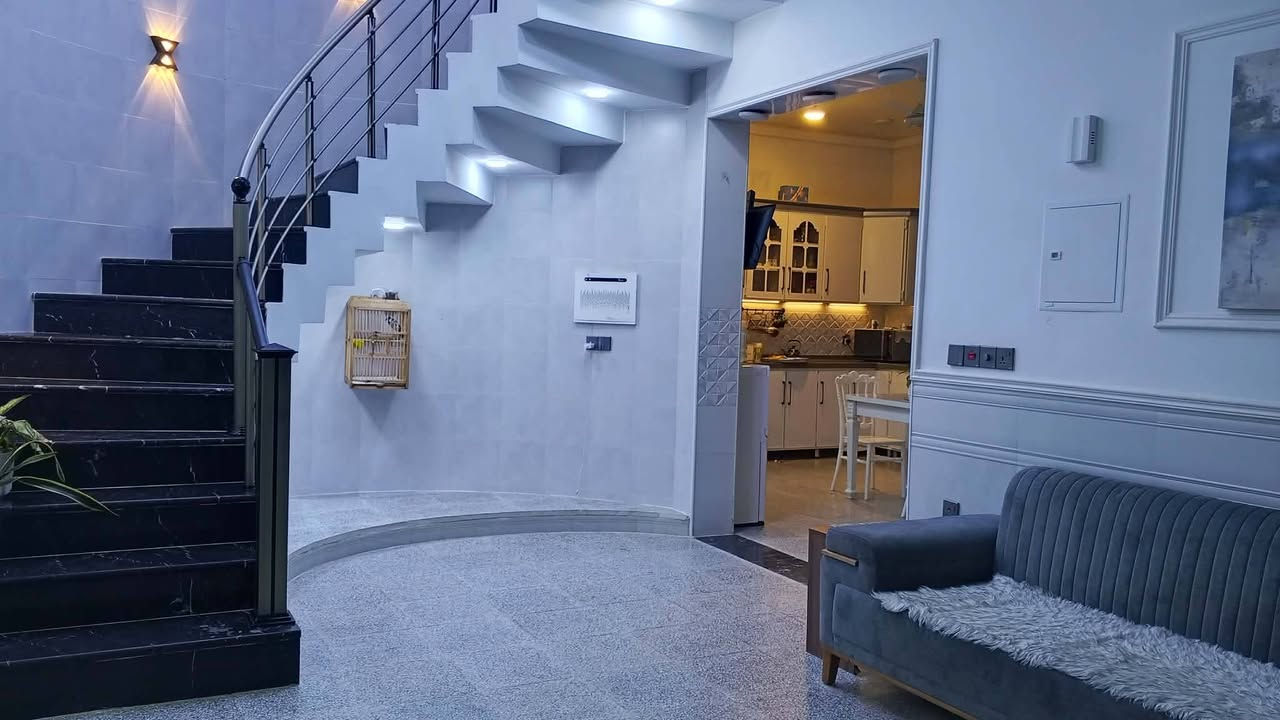 السلام عليكم بيت للبيع بناء ٢٠٢٣ درجة اولى مطلوب اسكان منطقة حي الحوراء شارع ابو الفضل ثالث قطعة عن الركن  ومقابيل ركن يعني من خلالة تشوف الشارع التجاري والساحات بالقرب من المدارس الابتدائي والثانوي عرض الشارع ١٢ متر للتفاصيل اكثر اتصال *********** او ***********
