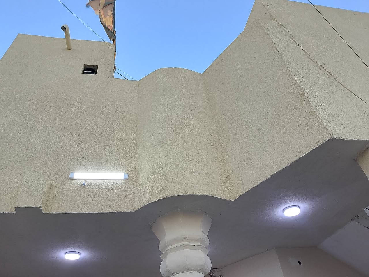 السلام عليكم بيت للبيع طابقين الطابق الاول يحتوي عل غرفه ومطبخ وصاله واستقبال وممر  وطارمه وصحيات والطابق الثاني غرفه ومطبخ وصحيات وسطح جبير  البيت بناء جديد ونظيف  للتواصل ***********
