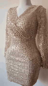 فستان اوف وايت مطعم ترتر فوق الركبه يلبس ٣٨-٤٠ سعره ٢٥ الف فقط تخفيض🔥♥...