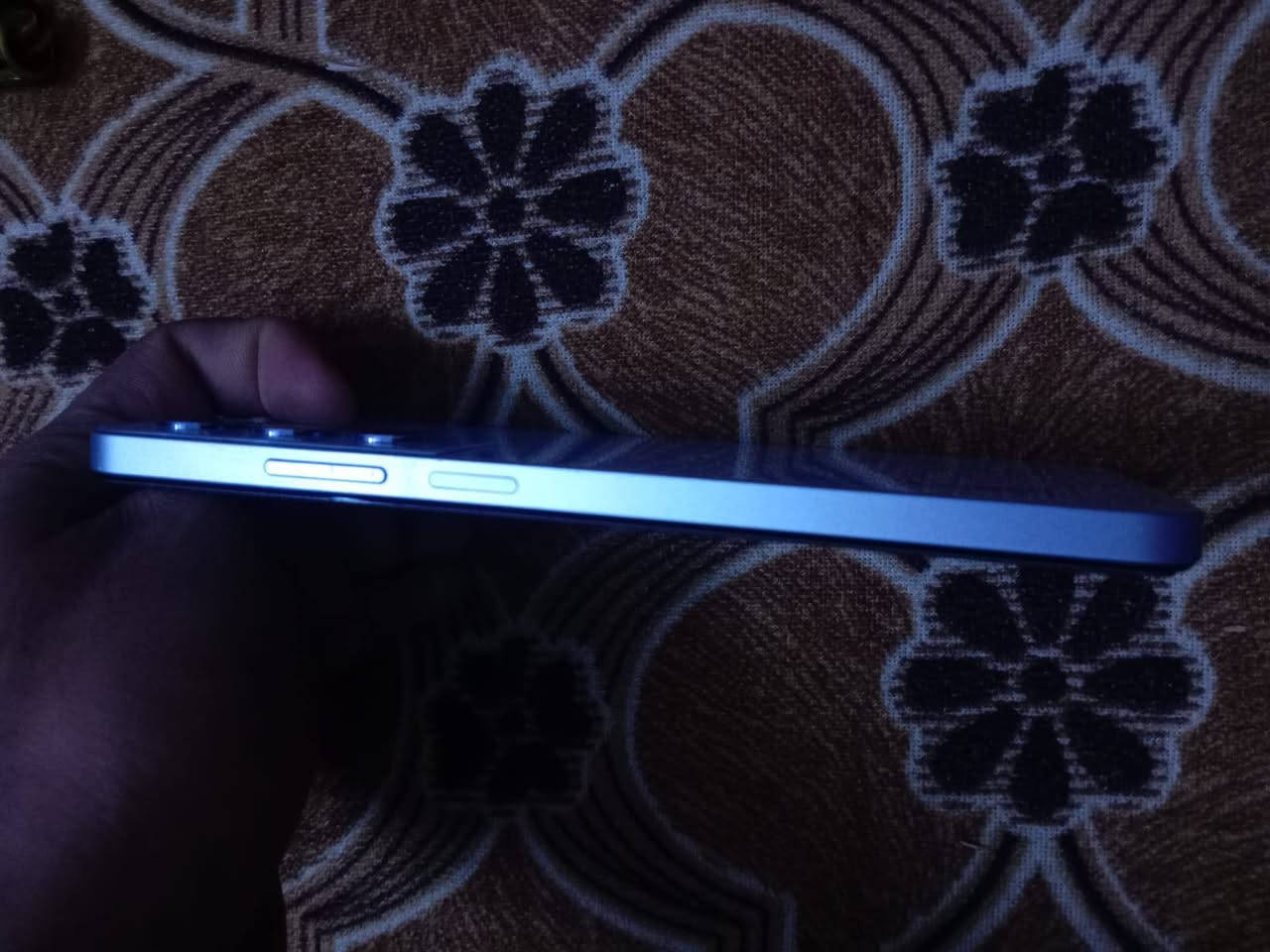 سلام عليكم
عندي ريلمي سي 65 للبيع 

بعده جديد 

مواصفاته 

 المعالج MediaTek Helio G85 (تكنولوجيا 12 نانومتر)

الشاشة IPS LCD بحجم 6.67 بوصة، بتردد 90Hz وسطوع يصل لـ 625 شمعة

التخزين / الرام متوفر بنسختين: 128GB/8GB أو 256GB/8GB

الكاميرا الخلفية ثنائية: الأساسية 50 ميجابكسل + عدسة للعزل

الكاميرا الأمامية 8 ميجابكسل

البطارية 5000 مللي أمبير

سرعة الشحن 45 واط (شحن سريع جداً بالنسبة لفئته)

النظام Android 14 مع واجهة Realme UI 5.0تصميم نحيف: سمك الهاتف 7.6 ملم فقط، مما يجعله مريحاً جداً في اليد.

شهادة طلاقة الأداء: حصل الهاتف على شهادة زر التفاعل (Dynamic Button): زر الطاقة يدعم تخصيص وظائف مختلفة عند لمسه أو الضغط عليه (مثل فتح الكاميرا أو تشغيل الكشاف).

مقاومة الرذاذ: يدعم معيار IP54 لمقاومة رذاذ الماء والغبار.

ميزة الكبسولة الديناميكية 2.0: تفاعل برمجي حول ثقب الكاميرا الأمامية يشبه هواتف الآيفون لعرض التنبيهات وحالة الشحن. 

يشغل 60 افريم 

ومقاومة للماء والغبار (((((( عن الحلال والحرام بس الضهر ماله اشويه مفطور مثل ما موضح بالصورة)))))

السعر 180الف 

كركوك حي الاسر المفقودين 

رقم ***********
