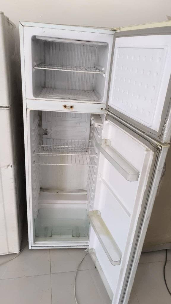 ثلاجات نضيفات وشغالات
ضمان 7 ايام
سعر الوحده 180 وبيها مجال حك جيه
***********
