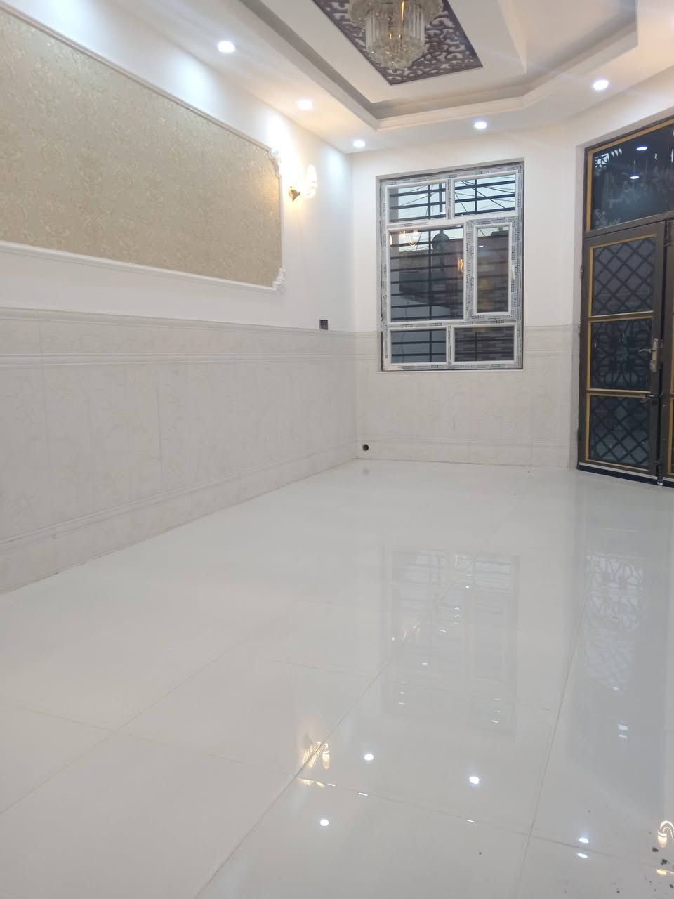 السلام عليكم
 دار للبيع زراعي سند ٢٥
حلة نادرالاولى شارع الخدمي شارع ام البنين
 قريب من الشارع الخدمي
مساحة ١٨٠ م
بناء حديث
طابق ارضي ١غرفة نوم مع سويت
وصاله ومطبخ وكيلدور وكراج سيارة ومطبخ حار
ومجمع صحيات متكامل
طابق ثاني ٢ غرفة نوم وهول ومجمع صحيات
للاستفسار***********
***********
*********** ابواحمد لبيع وشراء العقارات في بابل مكتب البيت الأمين حلة نادر الأولى قرب آسواق الجمل ملاحظة نستقبل جميع عروض البيع والشراء والايجار الرهن
