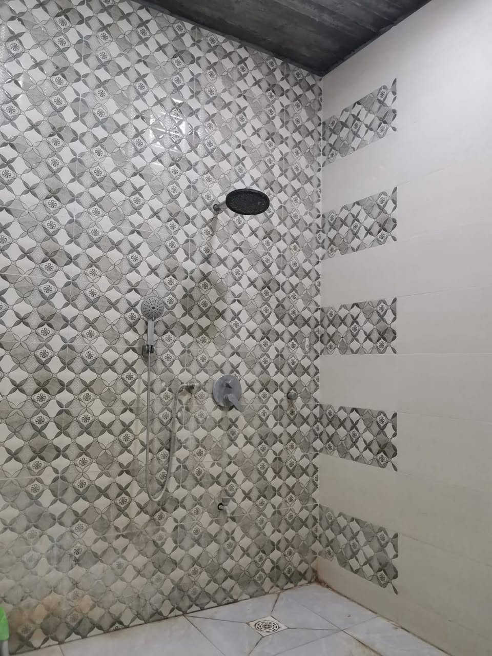 بيت للبيع
العنوان  :  شارع السفينه /شارع المختار الثقفي 

طـابو أسهم 

المساحه الكليه 480 م 

مساحه البناء 260 

يحتوي على:  

3 غرف

صالتين 

ديوانيه 

مطبخ حار وبارد 

مجمع صحي خارجي وداخلي 

مخزن 

حديقه مساحه 220

اريد ابيع او اراوس مع الفرق في بيت اصغر 

للاستفسار اكثر عن البيت الاتصال بالرقم:  ***********
