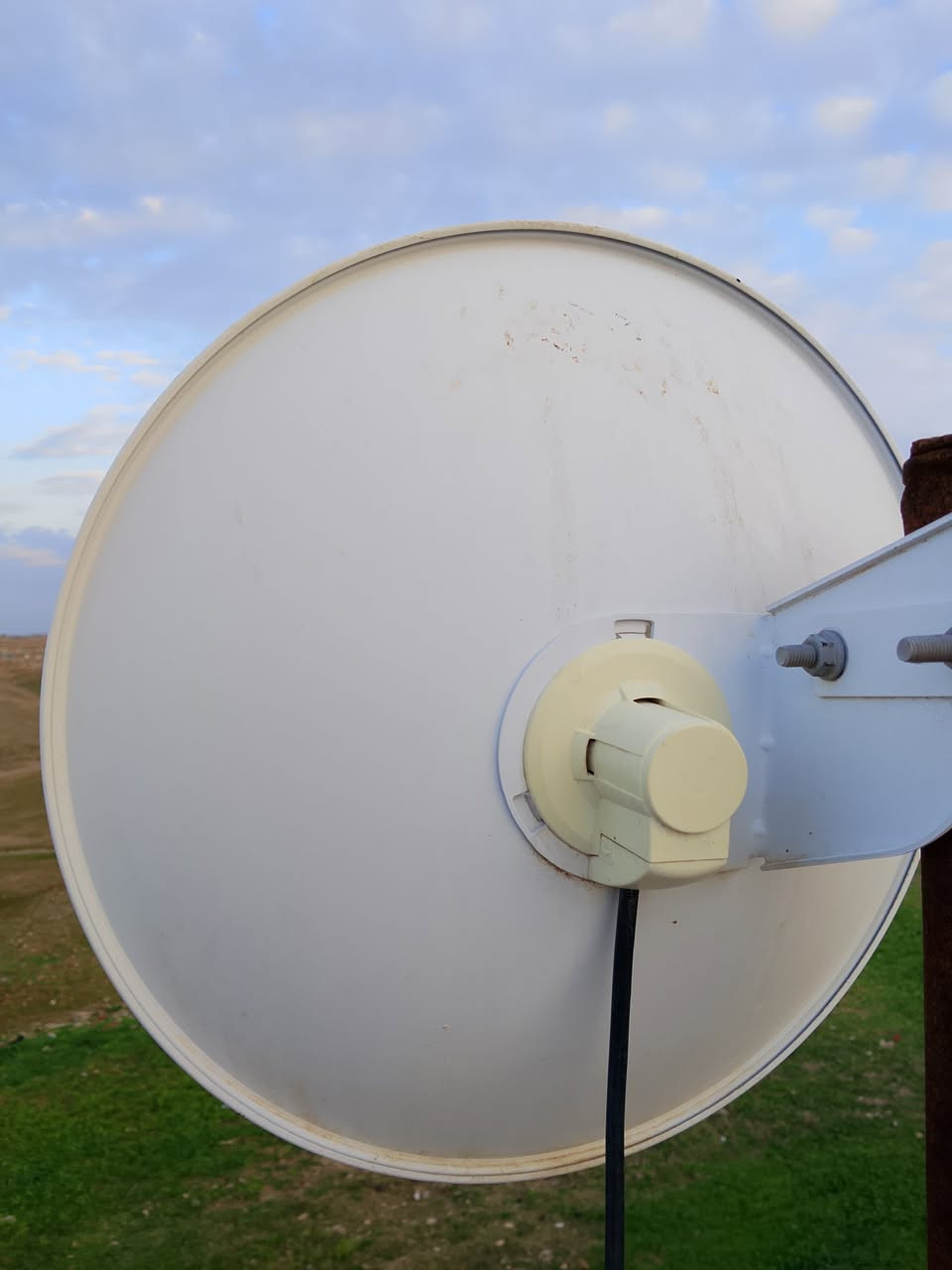 سلام عليكم
يوجد راوتر للبيع هوه وعاكستو وايرو وفيش مالتو 
واير مالو 30 متر كامل بس تنصب وتكنك
 السعر 130 الستفسار اكثر اتصل ***********
او تعال خاص
