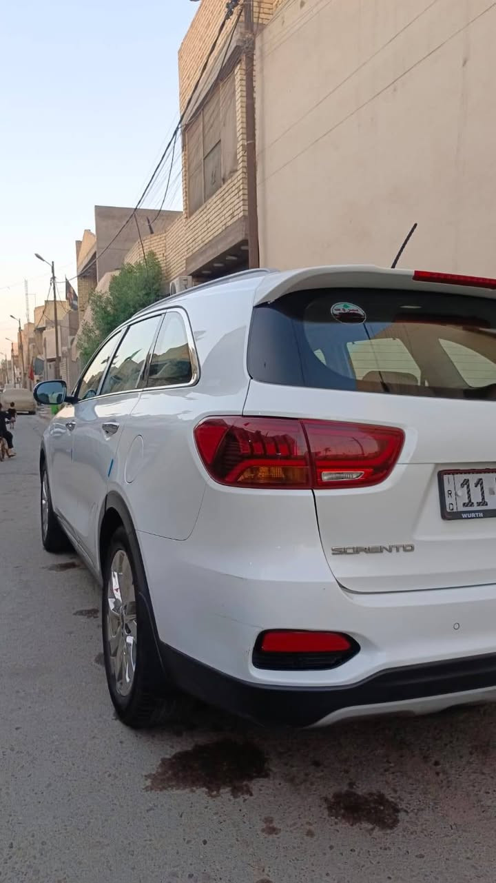 سورنتو خليجي موديل 19 بغداد باسمي 
بانوراما 
كشن كهربائي 
جنطه كهربائي 
ثلاث قطع تبريد 
مكفوله من اي تبديل وضربه قويه فيها طخه صغيره جدا بين البابين 
تخم تاير صدر ميكانيك كله شغال جديد 
السياره ما تصرف عليها اي شيء 
الاتصال واتساب 
***********
السعر 255
