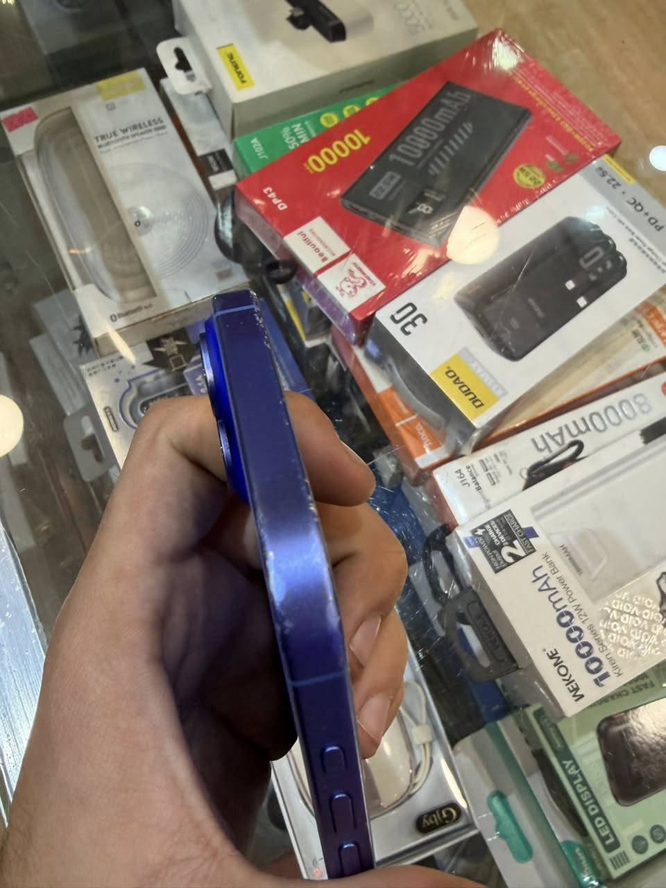 السلام عليكم iphnoe16 plus 128G شرق اوسط الجهاز ممفتوح بطارية 94% السعر 600,000 بغداد حي العدل ***********
