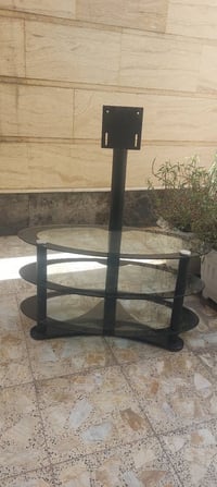 ميز تلفزيون نظيف السعر ٣٥ الف المكان بغداد حي البنوك 07703909318