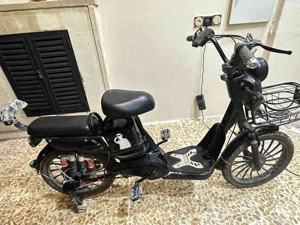 السلام عليكم ماطور اربع بطاريات 99سرعه كلو شغال مصبوغ لون اسود طافي السعر 200 التواصل ***********
